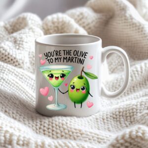 Keramický hrnček s motívom olive a martini a nápisom You’re the Olive to My Martini