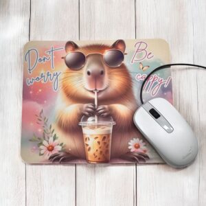 Podložka pod myš s kapybarou a textom Don’t worry be capy