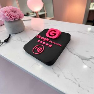 Čierno-ružový 3D tlačený NFC stojanček s ikonou Google recenzií a piatimi hviezdičkami pre bleskové hodnotenie firmy.