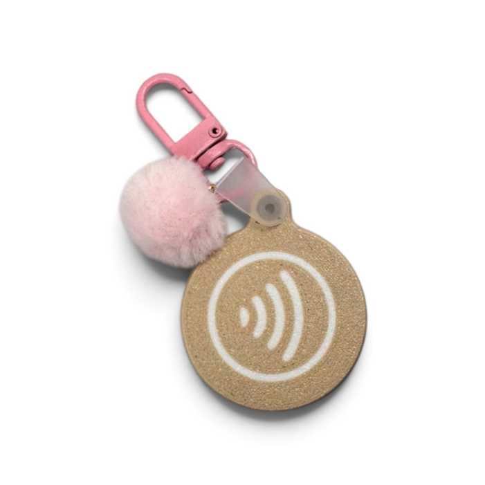 Zadná strana NFC prívesku donut s bielym symbolom bezkontaktných vĺn na snímanie mobilom.