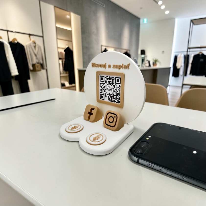 Moderný NFC stojan sociálne siete a QR platba