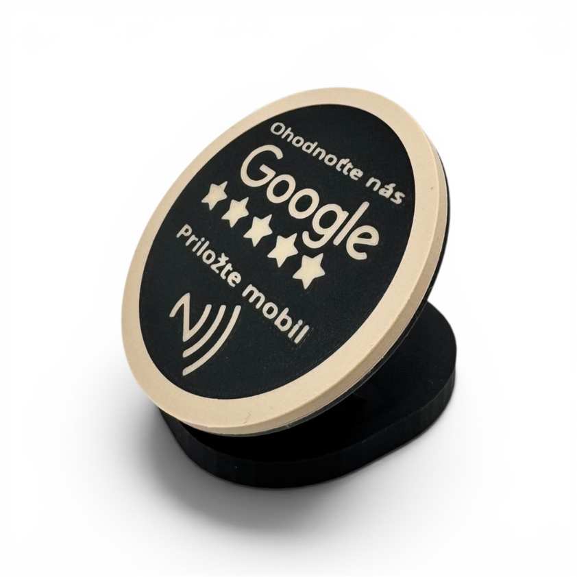 Detailný pohľad na štýlový NFC stojan na Google recenzie pre firmy a prevádzky.