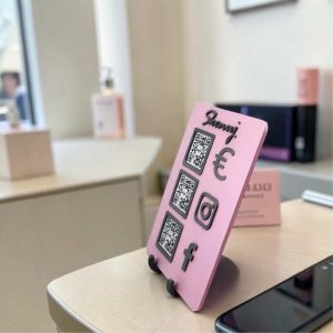 Personalizovaný QR stojan,prispieva k podpore rastu firmy