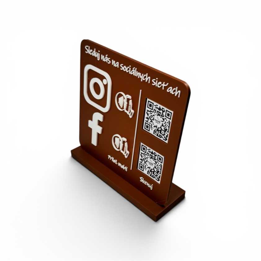 NFC stojan na sociálne siete s QR kódmi pre Instagram a Facebook, pohľad z bočného uhla.
