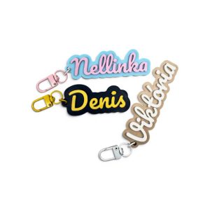 Personalizovaná menovka s menom Signature v písanom štýle s kovovou karabínkou a vlastným menom na mieru.