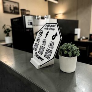 Personalizovaný QR a NFC stojan na sociálne siete, kontakty a recenzie pre firmy, salóny a podnikateľov na pulte.
