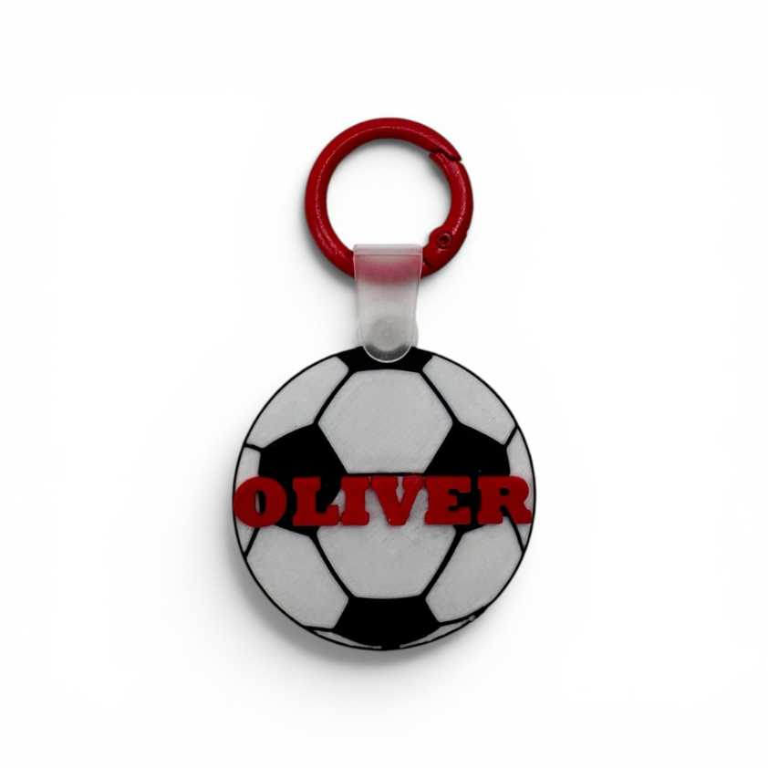 SOS NFC kľúčenka pre deti s futbalovou loptou a menom Oliver, personalizovaná bezpečnostná kľúčenka s NFC čipom.